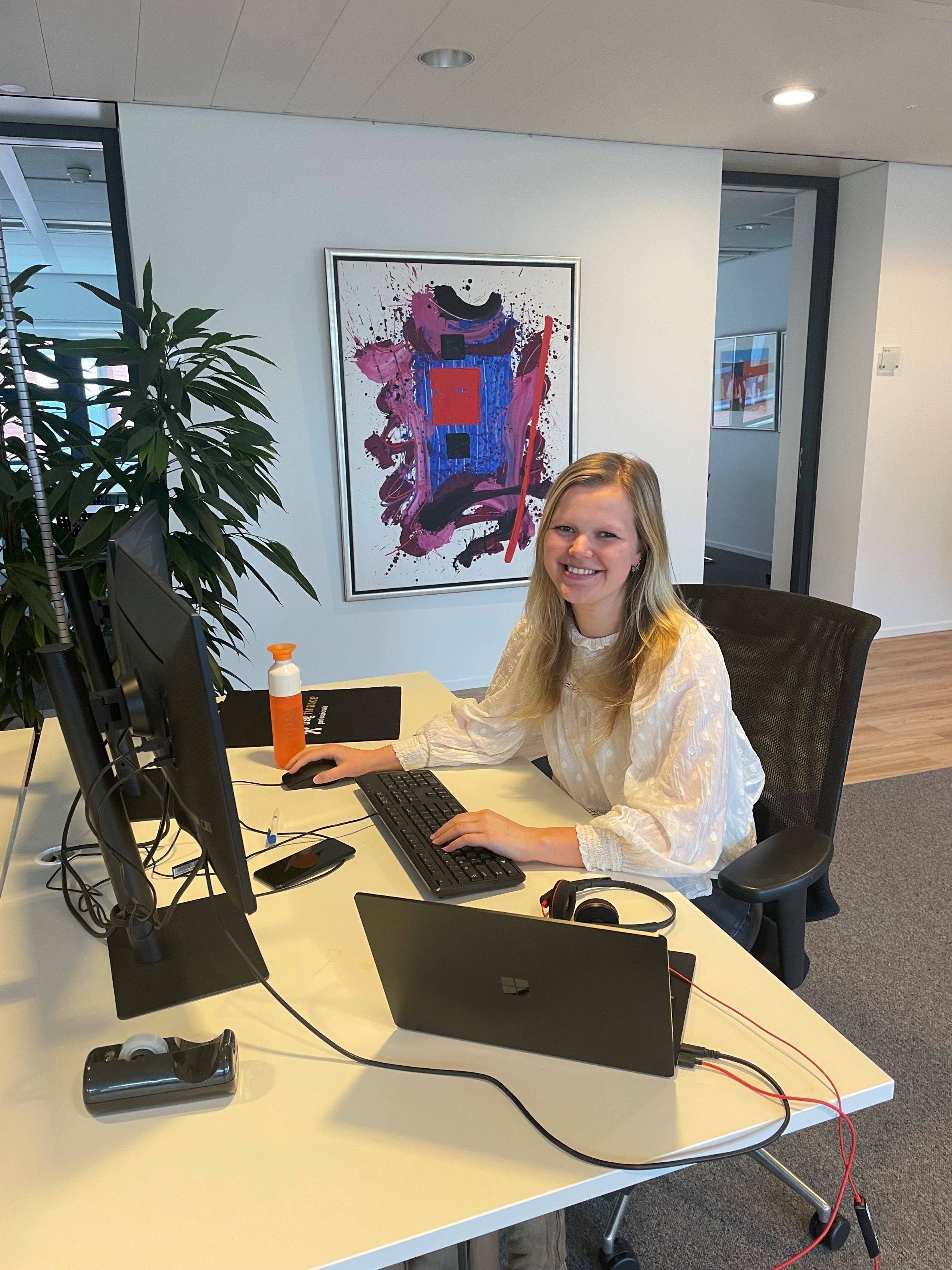 Dana Tupker op haar werkplek